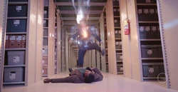 Talos est étourdi par l'explosion de photons de .