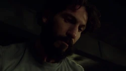 Castle interrogeant Lance sur le vol chez Linello