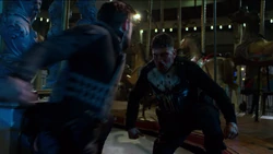 Punisher évitant l'attaque au couteau de Billy Russo