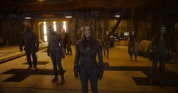 Mantis regarde Star-Lord geler dans l'espace