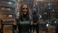 Mantis parle avec  de leur plan