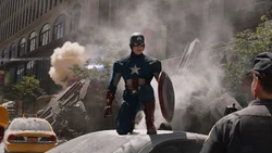 Captain America donne des ordres aux officiers