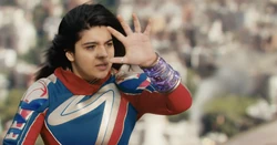 Miss Marvel remarque ses bracelet quantiques lumineux