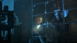 Le Punisher tire sur un agent d'Anvil au visage