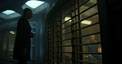 Wilson parle à Thaddeus Ross dans le radeau