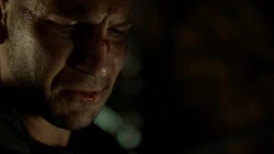 Castle recousant une autre blessure sur son bras