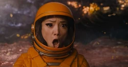 Mantis hurle pour tester les communications de la combinaison spatiale