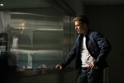 Rogers regarde l'opération de Nick Fury