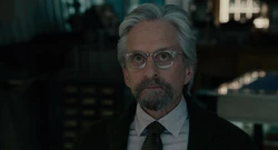 Pym regardent Ant-Man se battre contre 