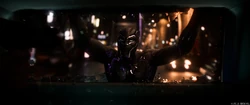 Black Panther s'accroche à la camionnette