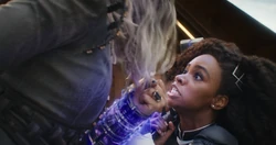 Rambeau essaie d'obtenir les bracelets