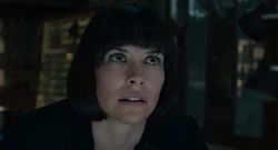 Van Dyne regarde  contre 