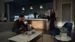 Castle prend un verre avec Dinah Madani