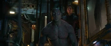 Peter et Drax assistent au combat de Gamora et Thanos