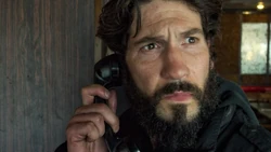 Castle recevant un appel téléphonique de Micro