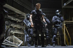 Hawkeye mène un groupe de mercenaire