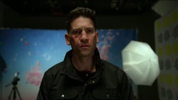 Punisher regarde Clive terrifié