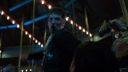 Punisher en train de frapper furieusement Billy Russo