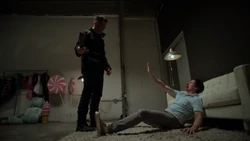 Le Punisher frappe Clive pour le soumettre