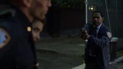 Castle est attrapé par Brett Mahoney