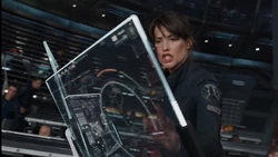 Hill tente d'empêcher le lancement d'un jet