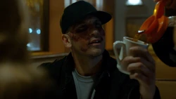 Castle boit un café avec Karen Page