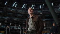 Rogers marche dans l'héliporteur