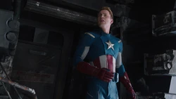 Captain America tente de réparer l'héliporteur