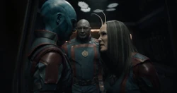 Mantis réprimande Nebula pour avoir insulté Drax