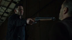 Castle pointe son arme sur Nikolai Poloznev