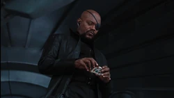 Fury regarde les cartes de 