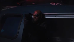 Fury essaye d'arrêter 