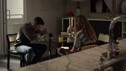 Castle et Amy Bendix mangent des céréales ensemble