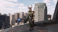 Loki contemple la bataille de New york