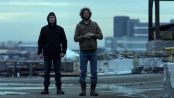 Castle regarde Anvil libérer la famille de Micro