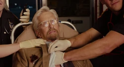 Pym regarde  exploser