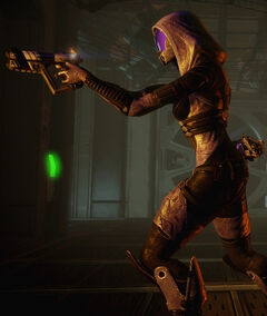 Un quarian che brandisce una pistola