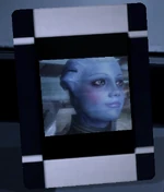 La foto di Liara sulla scrivania di Shepard a bordo della Normandy