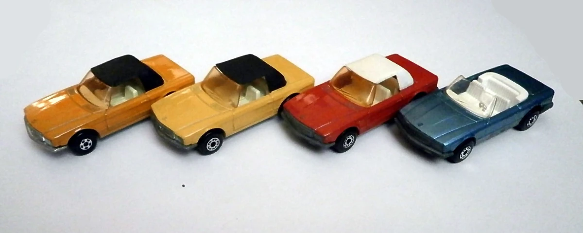 Archivo de autos: Dos Mercedes-Benz convertibles de las marcas Buby y
