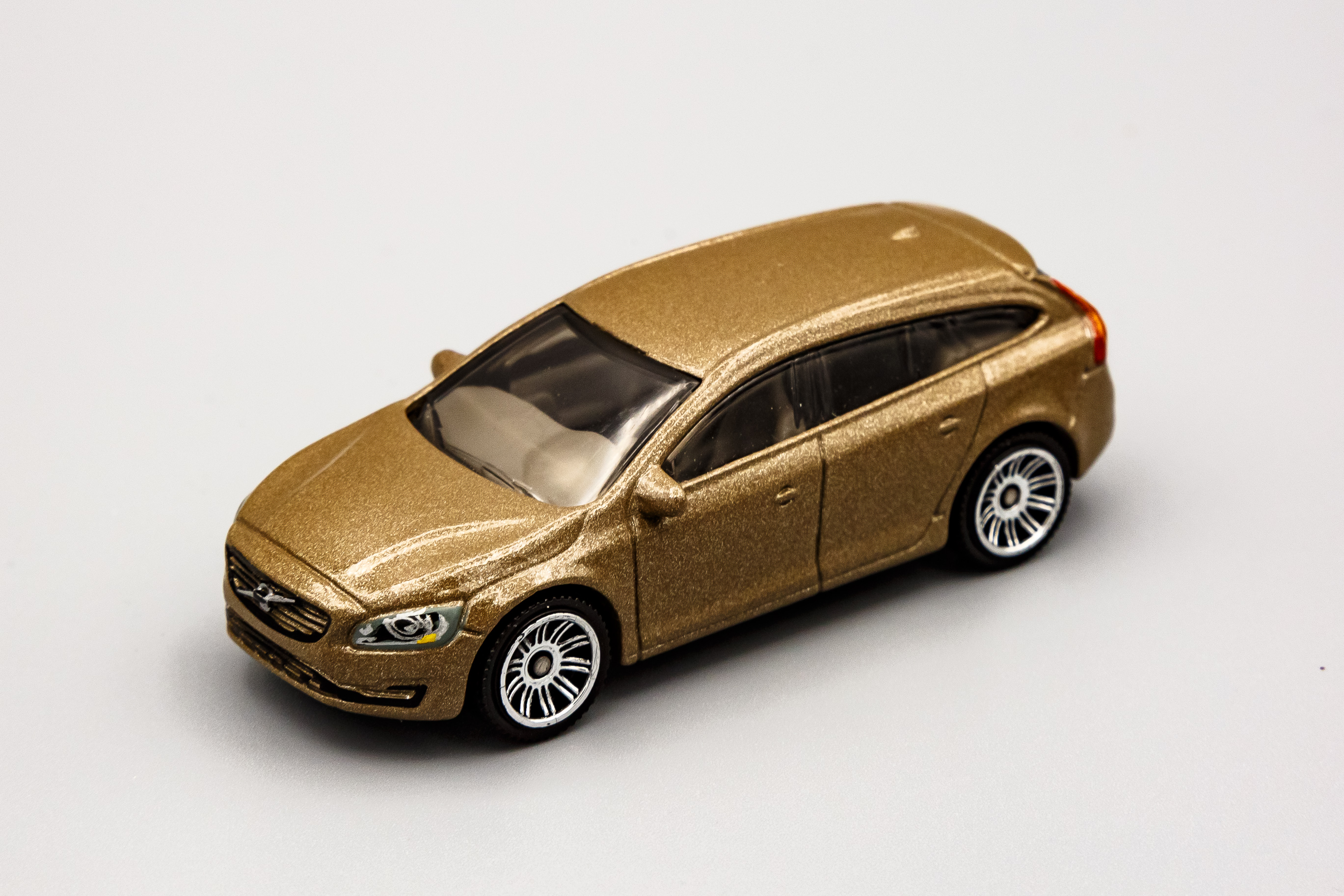 Matchbox 2017 # 014 Volvo V60 wagon Gold parallel import goods