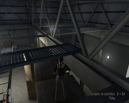 Avanzando por la escalinata de metal a la izquierda, al final encontraremos municiones y analgésicos.