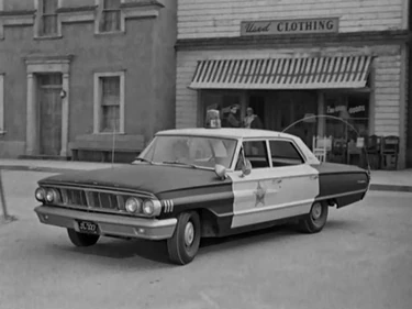 Turning into courthouse