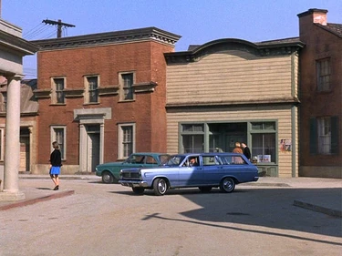 Turning into courthouse