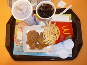 Alimentos propios de Gooch's servidos en una bandeja para comer en el local.