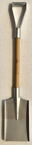 Miniature shovel included in the set