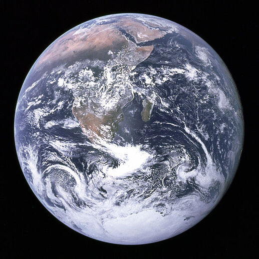 599px-The Earth seen from Apollo 17.jpg