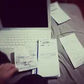 Melanie escribiendo la canción