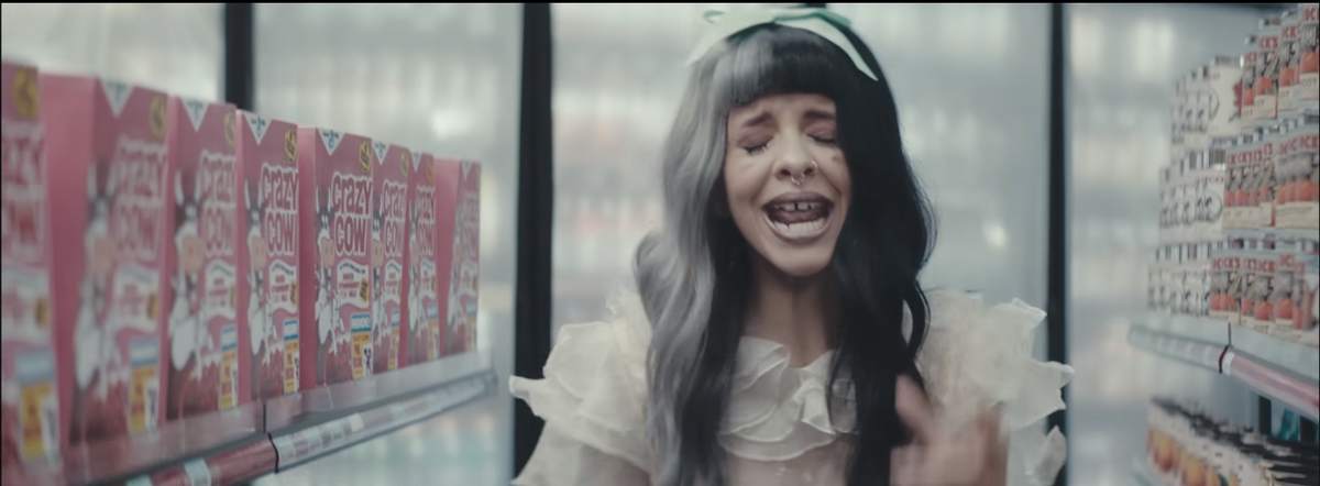 Tag you re it melanie martinez перевод. Мелани Мартинес the Bakery. Tag you're it Melanie Martinez клип в банке. Фото Зайцев с клипа Мелани Мартинез пекарня.