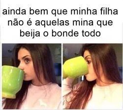 Meme-da-garota-tomando-algo-na-xícara.jpg