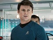 Doctorul McCoy în Star Trek XI interpretat de Karl Urban.